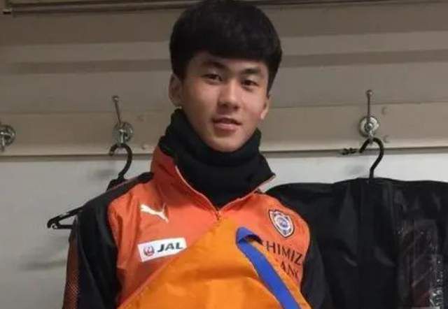 郭磊把车一直开到意大利集团的地盘上，这里的环境，比唐人街混乱了不少，街头上不仅有各式各样的混混，还有不少穿着非常妖艳的站街女。